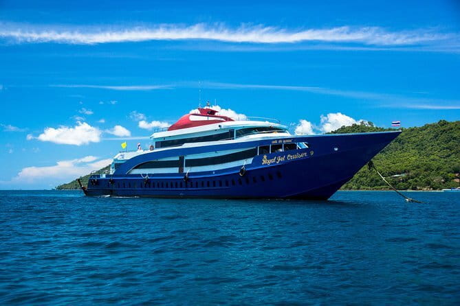 Phi Phi Maya and Maithon by Indigo Luxury Catamaran in Phuket - Maya Bay beach time: famous sands with a clock running