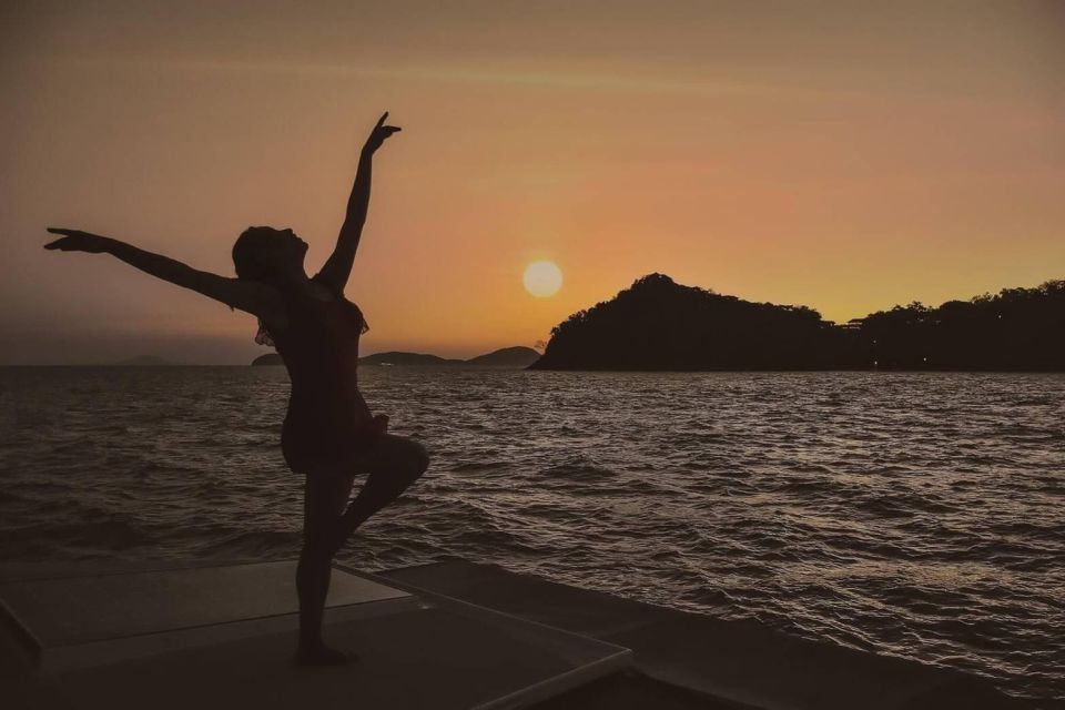 Phuket: Coral Island & Sunset Dinner by Sailing Catamaran - Dinner, fruit, and drinks: what’s actually included