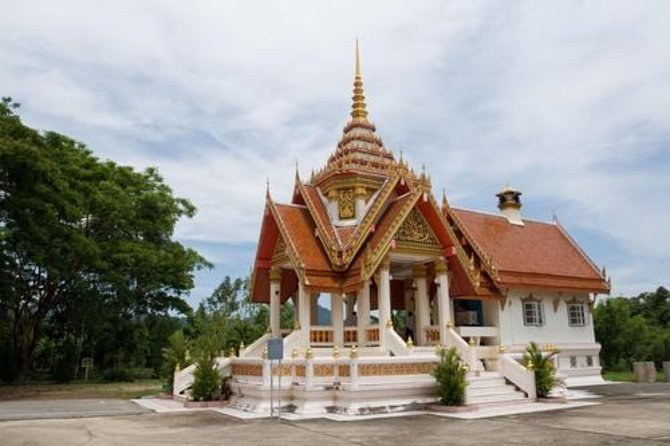 Phuket Giant Water Lilies & Temple Tour - Private & All-Inclusive - Quick hits on the giant lilies and temples