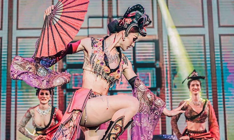 Phuket: Simon Cabaret Show Tickets Optional First 3 Rows - Inside the Venue: Air-Conditioned Comfort and a Big, Showy Atmosphere